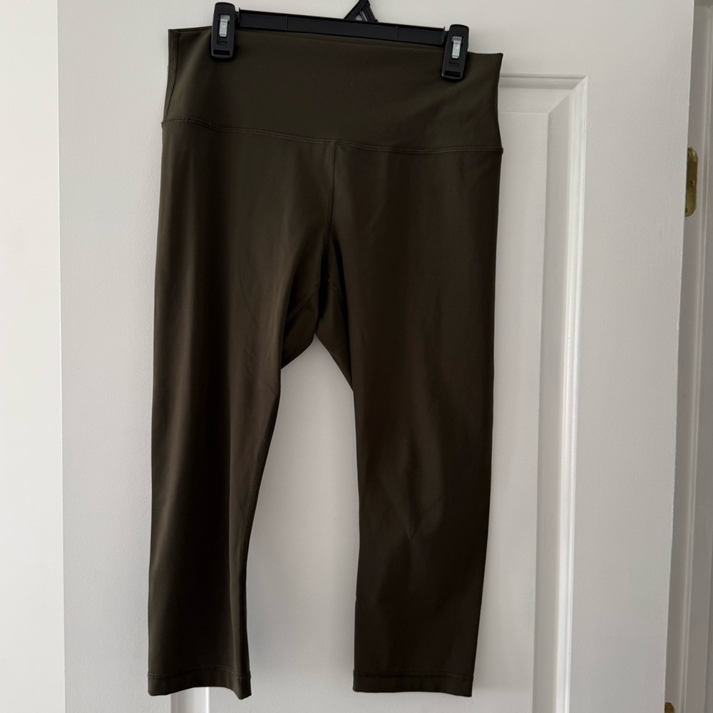 🪴Lululemon Women’s 12 Align Cropped Leggings in Play Condition